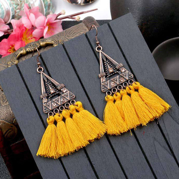 Μοντέρνα κρεμαστά σκουλαρίκια με μεταλλικό στοιχείο σε τρία χρώματα