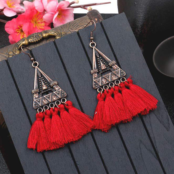 Μοντέρνα κρεμαστά σκουλαρίκια με μεταλλικό στοιχείο σε τρία χρώματα