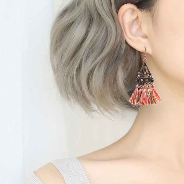 Μοντέρνα κρεμαστά σκουλαρίκια με μεταλλικό στοιχείο σε τρία χρώματα