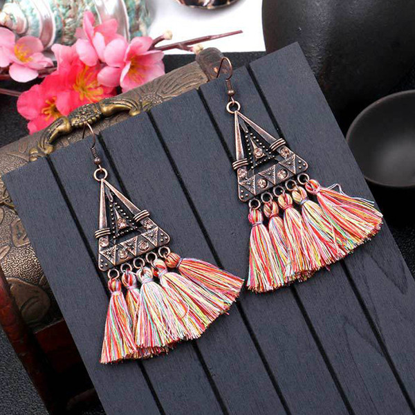 Μοντέρνα κρεμαστά σκουλαρίκια με μεταλλικό στοιχείο σε τρία χρώματα