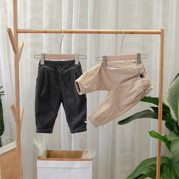 Új modell gyereknadrág fiúknak zöld, bézs és szürke színben