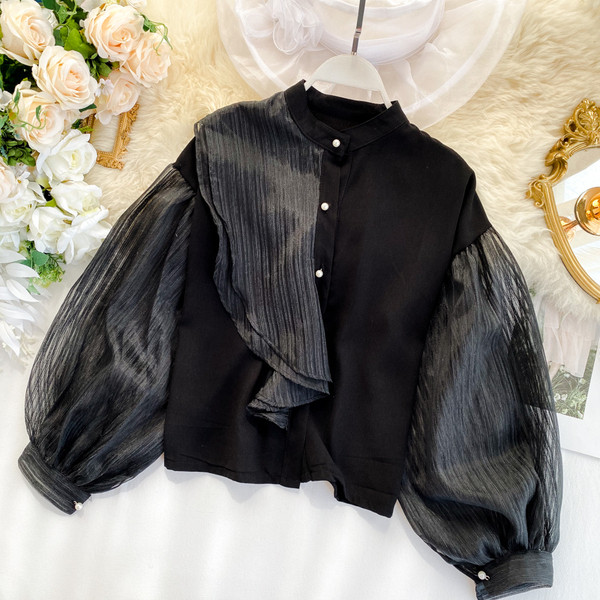 Κομψό γυναικείο πουκάμισο με κουμπιά σε λευκό και μαύρο χρώμα