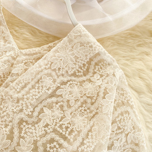 Γυναικείο δαντελένιο πουκάμισο με κουμπιά σε λευκό και μπεζ χρώμα