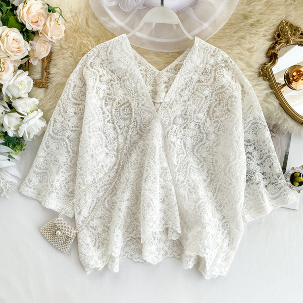 Γυναικείο δαντελένιο πουκάμισο με κουμπιά σε λευκό και μπεζ χρώμα