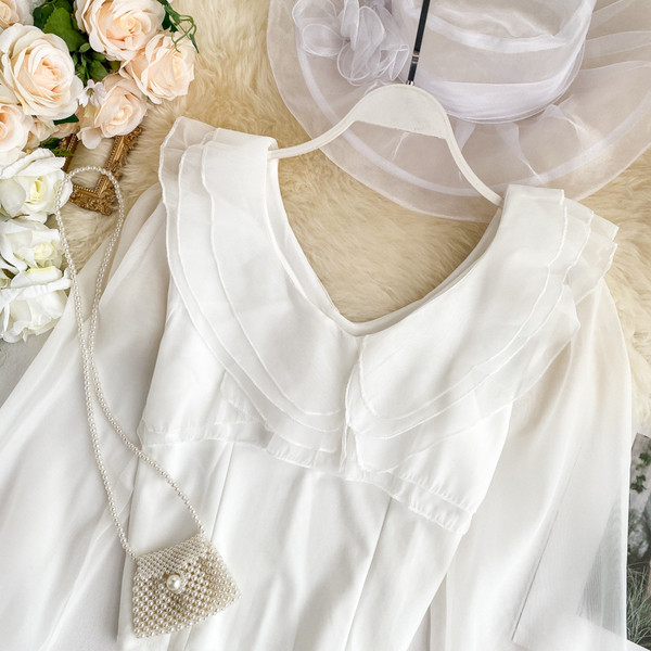 Κομψή γυναικεία μπλούζα με V-neck σε λευκό χρώμα