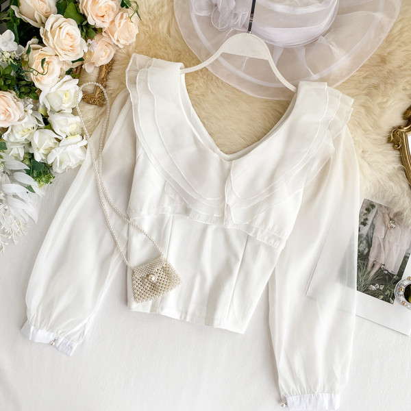 Κομψή γυναικεία μπλούζα με V-neck σε λευκό χρώμα