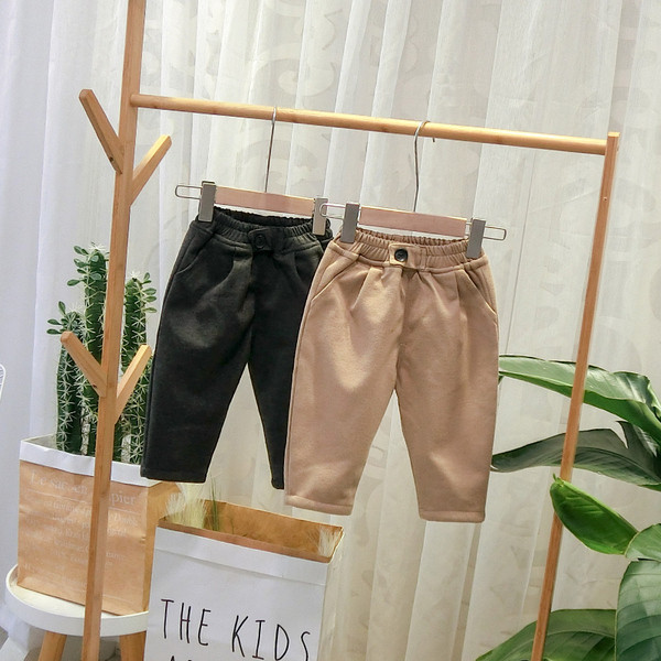 Μοντέρνα παιδικά παντελόνια για αγόρια σε μαύρο και καφέ χρώμα