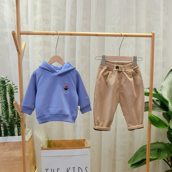 Μοντέρνα παιδικά παντελόνια για αγόρια σε μαύρο και καφέ χρώμα