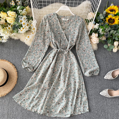 Γυναικείο φόρεμαμε λουλουδάτο πριντ και λαιμόκοψη