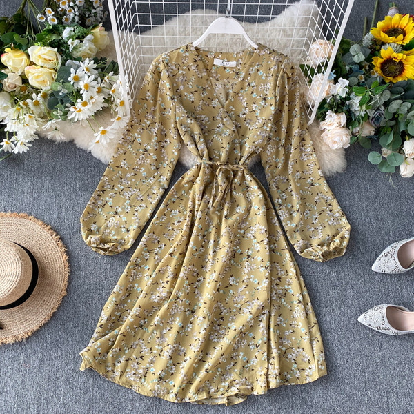 Γυναικείο φόρεμαμε λουλουδάτο πριντ και λαιμόκοψη