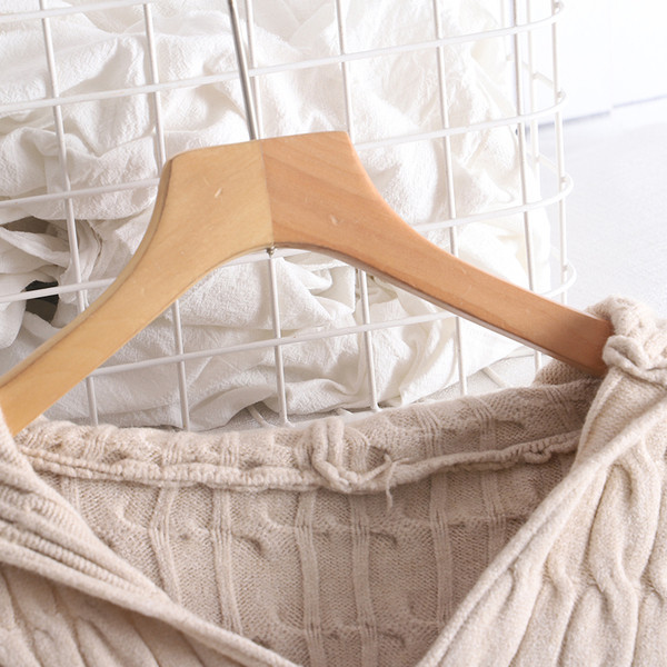 Μοντέρνο γυναικείο πουλόβερ με κουκούλα και μακρύ μανίκι σε γκρι και μπεζ χρώμα