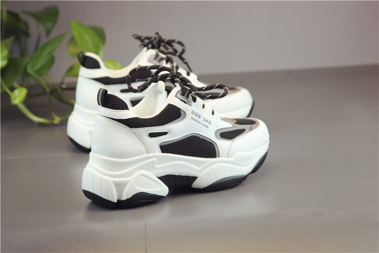 Αθλητικά γυναικεία παπούτσια σε μαύρο και άσπρο με κορδόνια