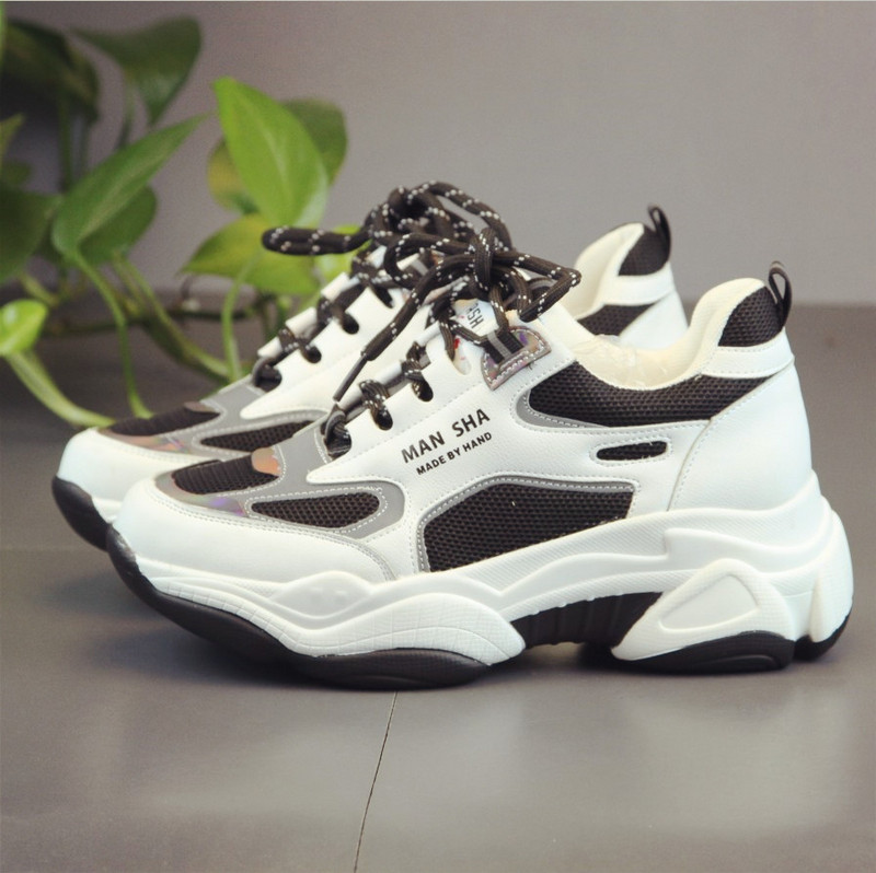 Αθλητικά γυναικεία παπούτσια σε μαύρο και άσπρο με κορδόνια