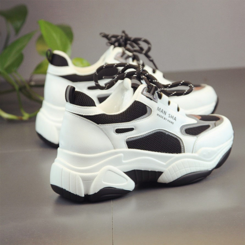 Αθλητικά γυναικεία παπούτσια σε μαύρο και άσπρο με κορδόνια