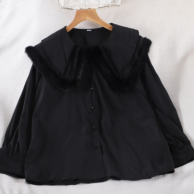 Női ing gombokkal és pehelyszínnel fekete-fehérben