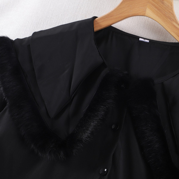 Női ing gombokkal és pehelyszínnel fekete-fehérben