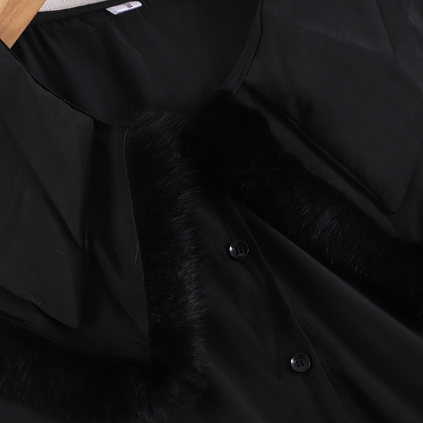 Női ing gombokkal és pehelyszínnel fekete-fehérben