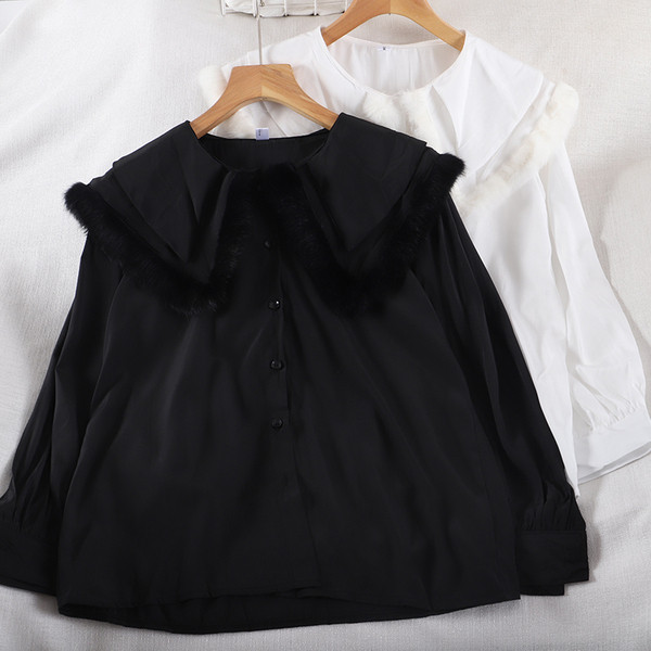 Női ing gombokkal és pehelyszínnel fekete-fehérben