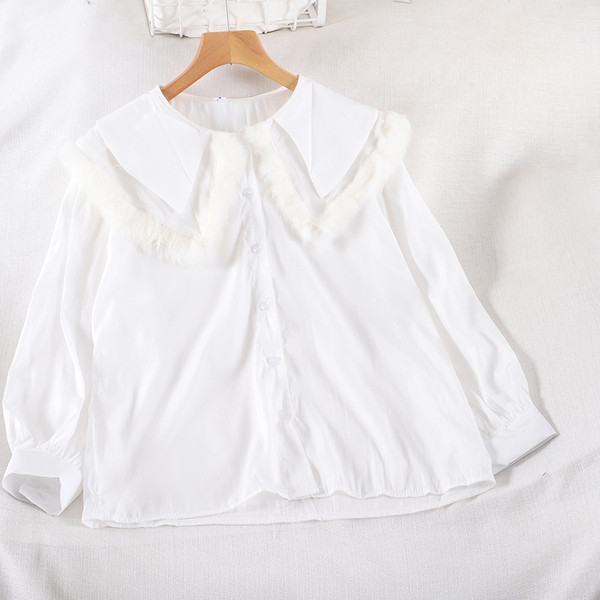 Női ing gombokkal és pehelyszínnel fekete-fehérben