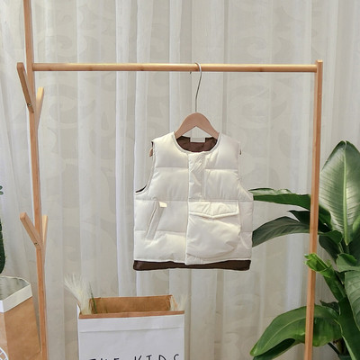 Μοντέρνο παιδικό γιλέκο με τσέπες σε καφέ και λευκό χρώμα