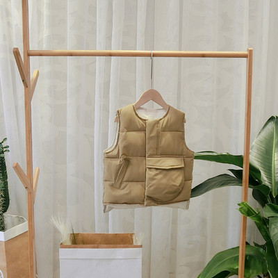 Μοντέρνο παιδικό γιλέκο με τσέπες σε καφέ και λευκό χρώμα