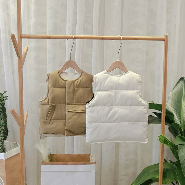 Μοντέρνο παιδικό γιλέκο με τσέπες σε καφέ και λευκό χρώμα