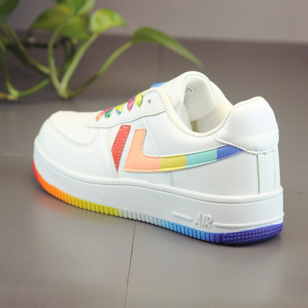 Μοντέρνα γυναικεία παπούτσια με πολύχρωμους δεσμούς