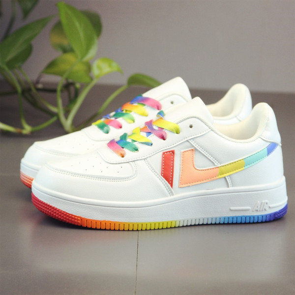 Μοντέρνα γυναικεία παπούτσια με πολύχρωμους δεσμούς