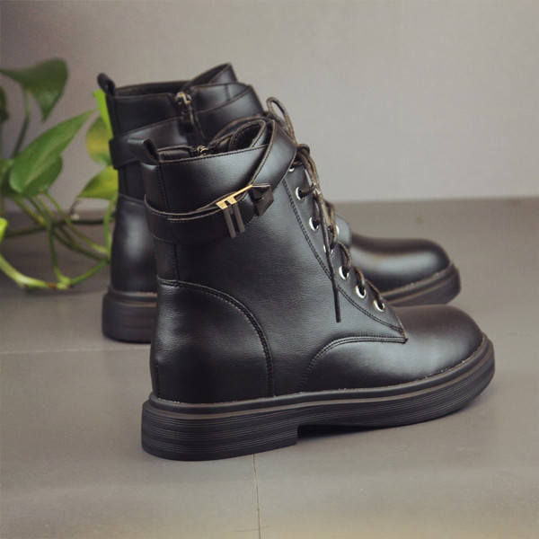 Γυναικείες μπότες με πόρπη σε λευκό και μαύρο χρώμα