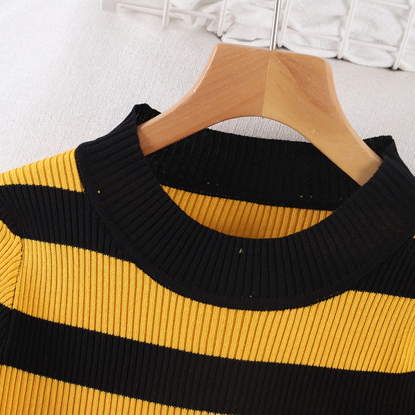 Bluză casual de damă cu dungi în două culori, cu decupaje