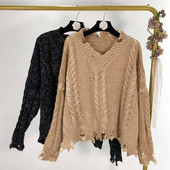 Γυναικείο φαρδύ πουλόβερ με λαιμόκοψη και σχισμένα μοτίβα