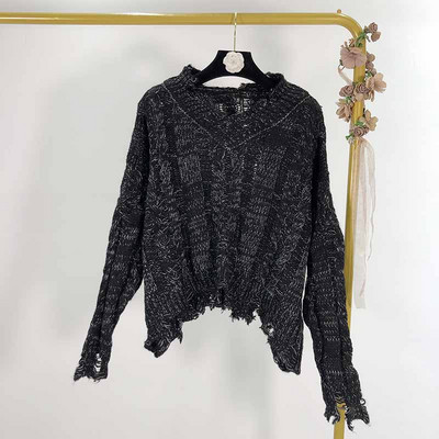 Γυναικείο φαρδύ πουλόβερ με λαιμόκοψη και σχισμένα μοτίβα