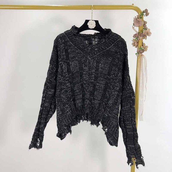 Γυναικείο φαρδύ πουλόβερ με λαιμόκοψη και σχισμένα μοτίβα