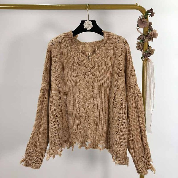 Γυναικείο φαρδύ πουλόβερ με λαιμόκοψη και σχισμένα μοτίβα