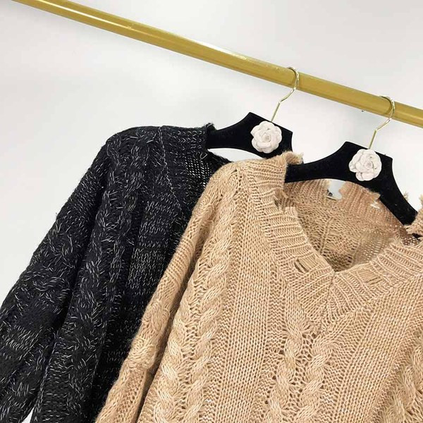 Γυναικείο φαρδύ πουλόβερ με λαιμόκοψη και σχισμένα μοτίβα