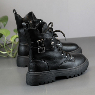 Γυναικείες casual μπότες με μαύρη σόλα και μεταλλικό στοιχείο