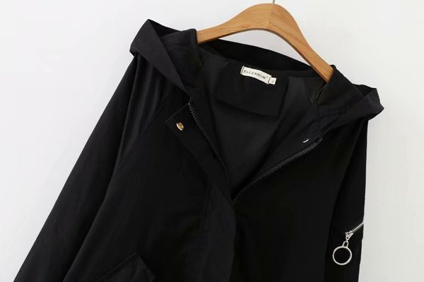 Modern téli hosszú kabát kapucnival és cipzárral fekete színben