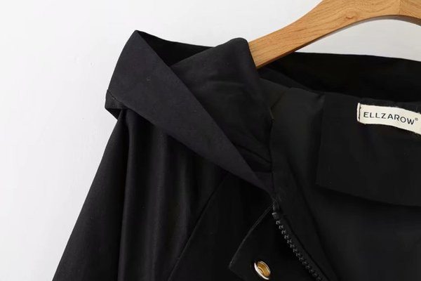 Modern téli hosszú kabát kapucnival és cipzárral fekete színben