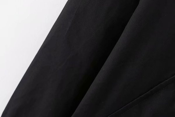 Modern téli hosszú kabát kapucnival és cipzárral fekete színben