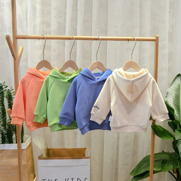 Új modell gyerek pulóver kapucnival és több színben hímzéssel