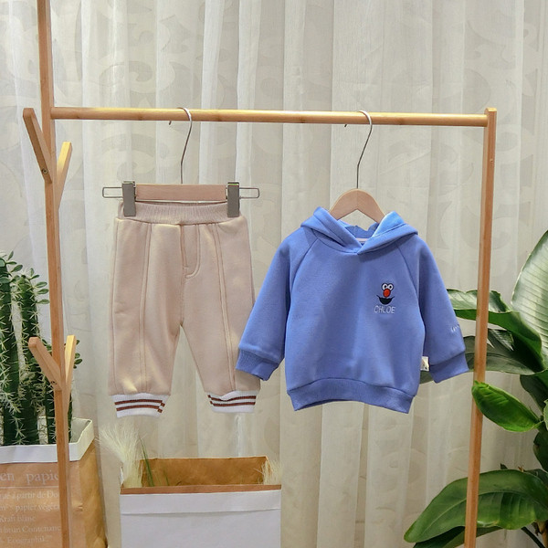 Új modell gyerek pulóver kapucnival és több színben hímzéssel