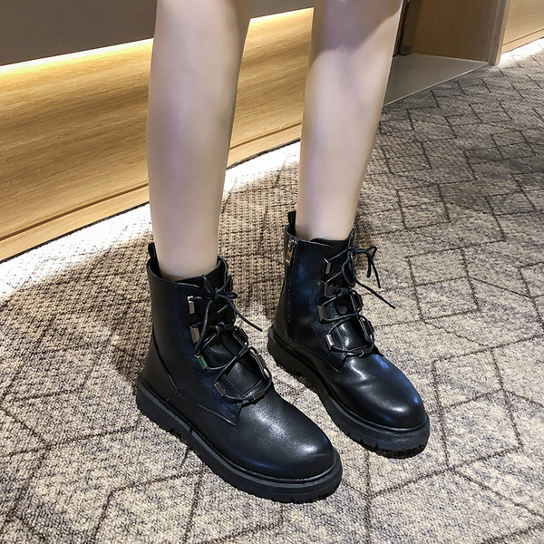 Μοντέρνες γυναικείες έκο δερμάτινες μπότες με μαύρους δεσμούς