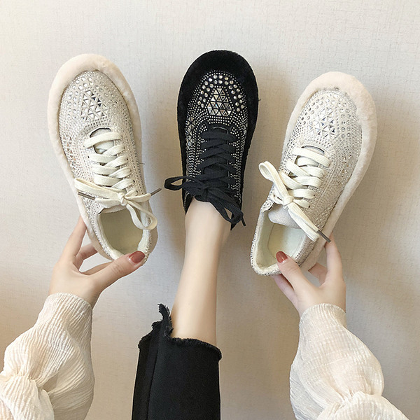 Νέο μοντέλο γυναικεία πάνινα παπούτσια με πέτρες σε μαύρο και άσπρο χρώμα