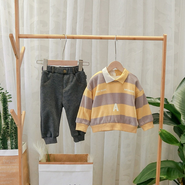 Μοντέρνα παιδική ριγέ μπλούζα με κλασικό γιακά σε πράσινο και κίτρινο χρώμα