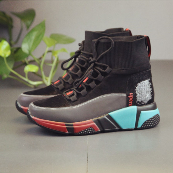 Καθημερινά γυναικεία μποτάκια με πούλιες σε δύο χρώματα