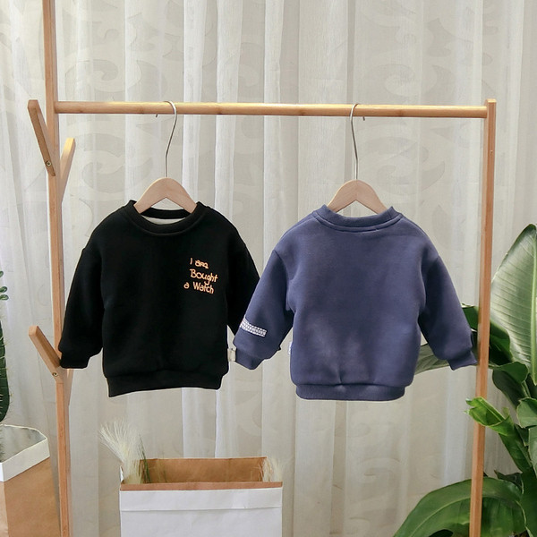 Modern, kék és fekete rátéttel ellátott gyerekblúz fiúknak