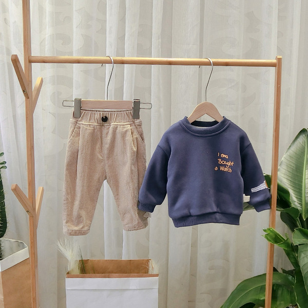 Modern, kék és fekete rátéttel ellátott gyerekblúz fiúknak