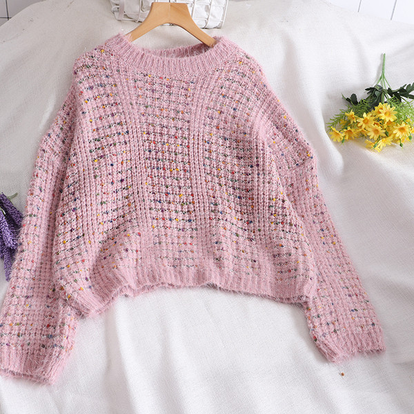 Μοντέρνο χρωματιστό γυναικείο πουλόβερ σε διάφορα χρώματα με οβάλ ντεκολτέ