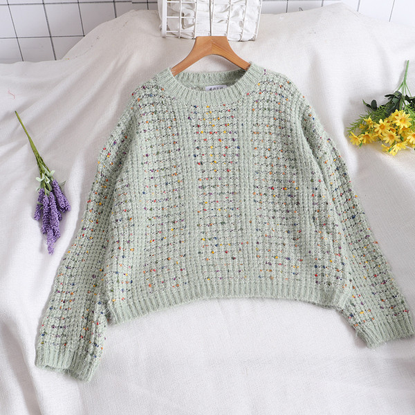 Μοντέρνο χρωματιστό γυναικείο πουλόβερ σε διάφορα χρώματα με οβάλ ντεκολτέ