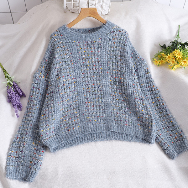 Μοντέρνο χρωματιστό γυναικείο πουλόβερ σε διάφορα χρώματα με οβάλ ντεκολτέ